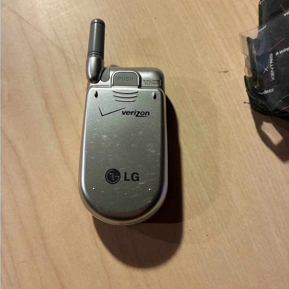 LG Flip Phone with Verizon Branding - Blue